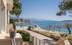 Beachfront Apartments Gabine